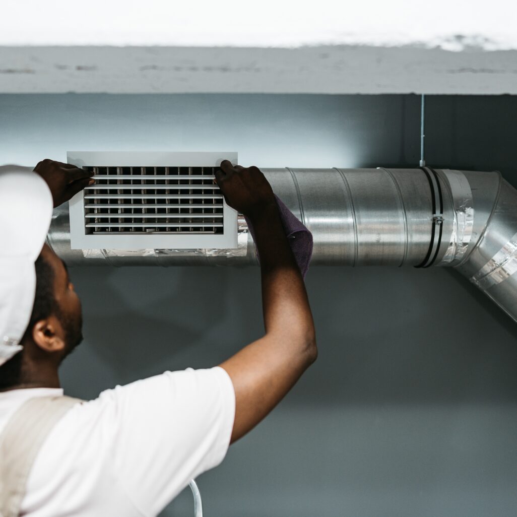 Installation d’une grille de ventilation en cave