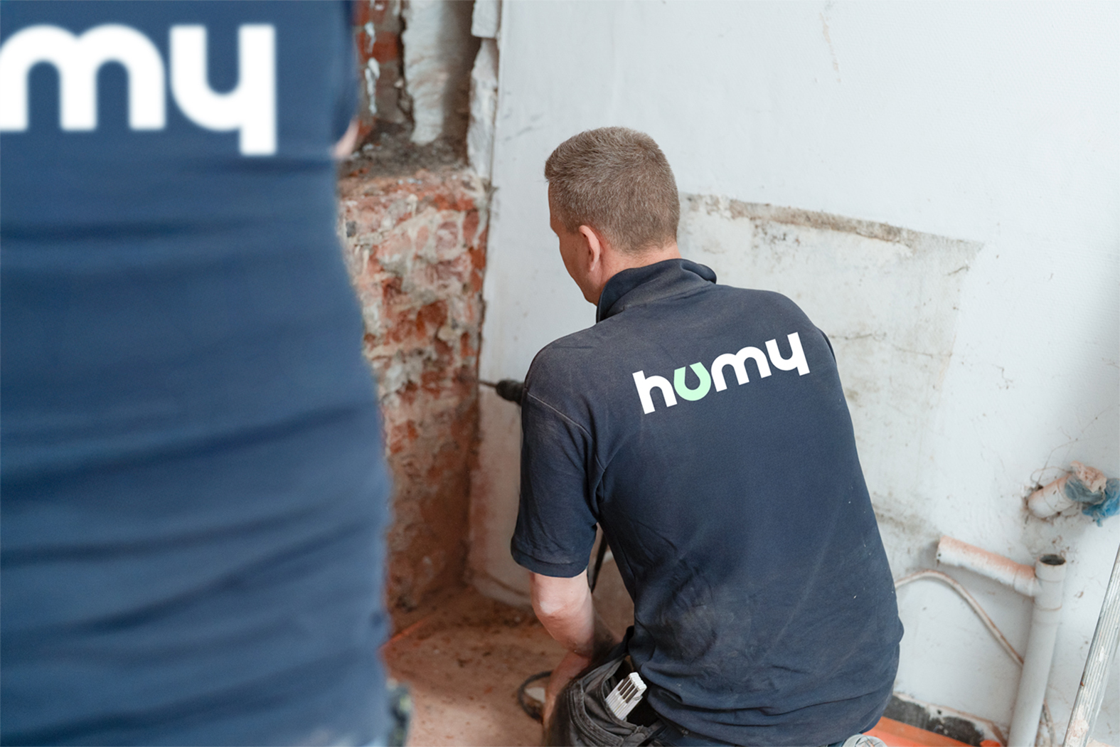 Techniciens HUMY réalisant un traitement humidité dans les murs