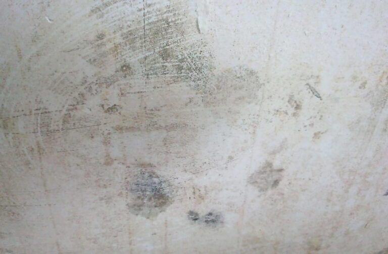 Dégradation d’un mur due à l’humidité et infiltration d’eau
