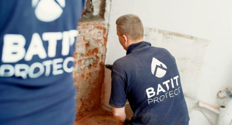 Techniciens HUMY réalisant un traitement humidité dans les murs